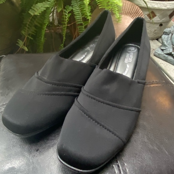 Mootsies Tootsies Shoes - Mootsies Tootsies Black Memory Foam Flats NWOB!